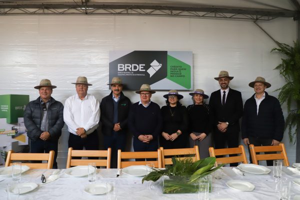 Em encontro no BRDE, governador diz que 45ª Expointer espelha momento diferenciado do agro no RS Em encontro no BRDE, governador diz que 45ª Expointer espelha momento diferenciado do agro no RS